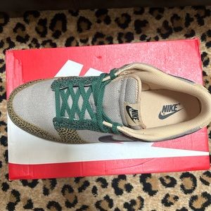 Nike dunk golden moss